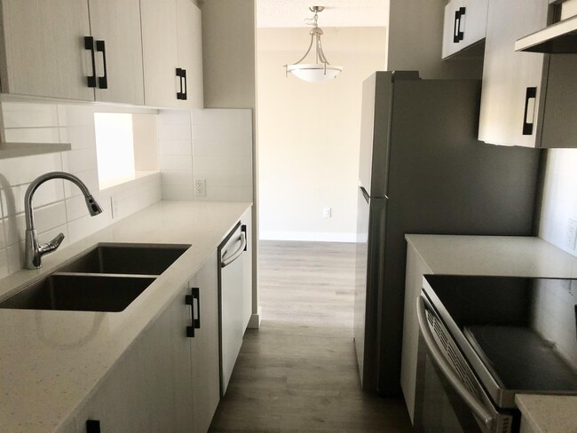 Photo - 11511-11527 27 Ave NW