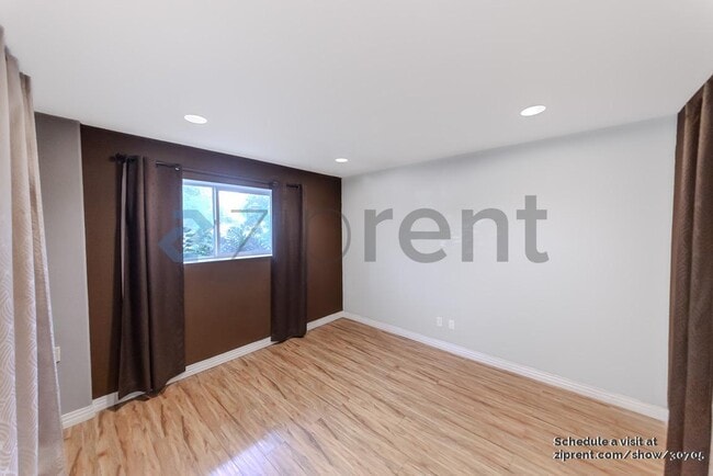 Photo - 11622 Oxnard St