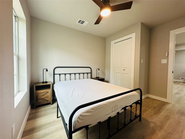 Building Photo - 4018 Gano St Unit 2