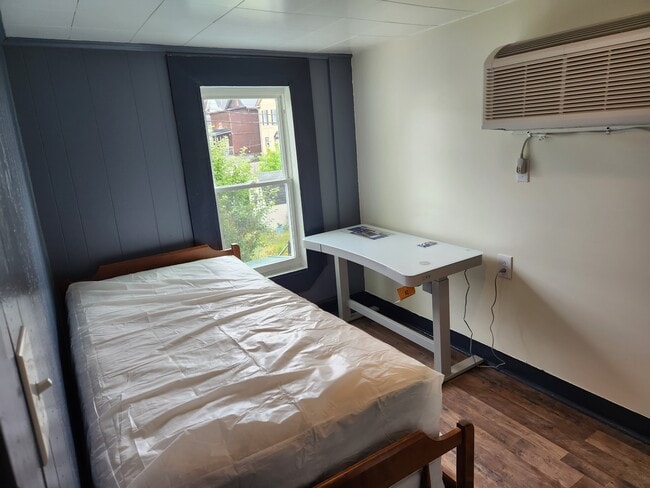 Photo - 117 W Piedmont St