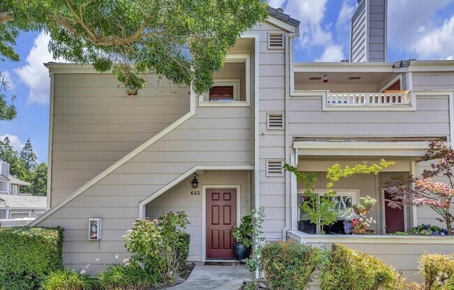 Building Photo - Beautifully Updated 2-Bed, 2-Bath Condo in...
