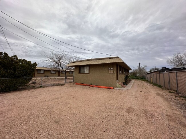 Building Photo - Cute 2 Bedroom Apartment!