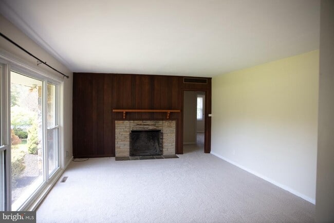 Photo - 536 Hampton Ln