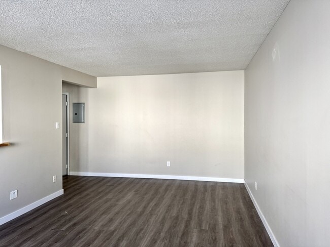 Photo - 10724-10105 105 St NW