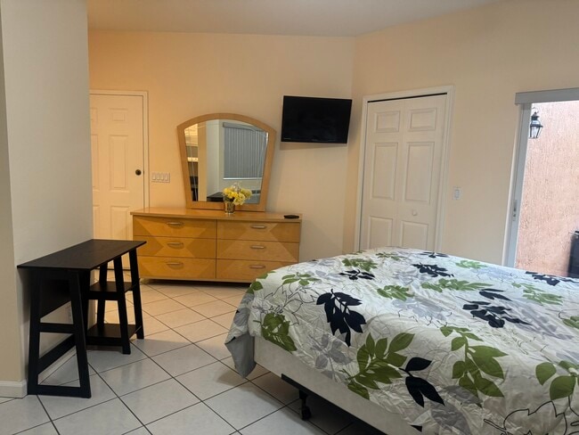 Photo - 8235 Mulligan Cir Unidad B Side