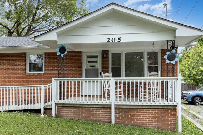 Photo - 205 Sunset Dr