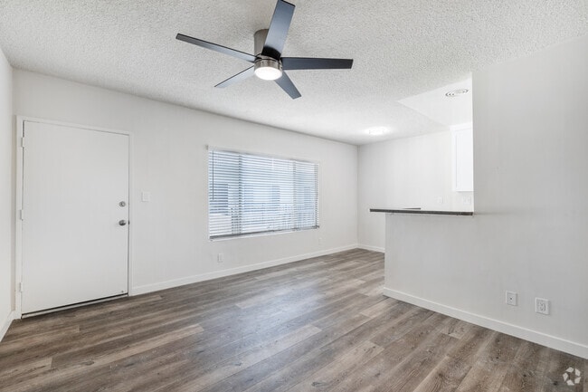 1BR, 1BA - 600SF - Living Room