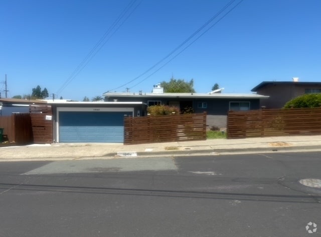 Building Photo - 1040 E Meadow Ave Rental