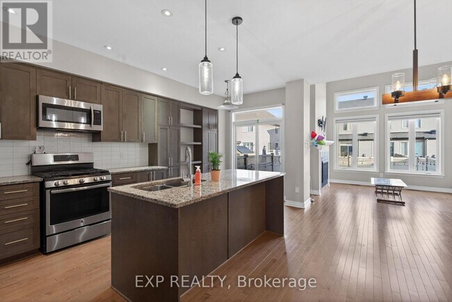 Photo - 322 Rainrock Cres