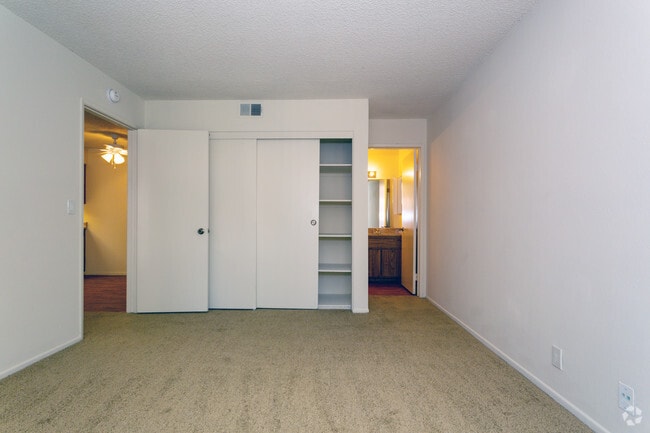 1BR, 1BA - 605 SF