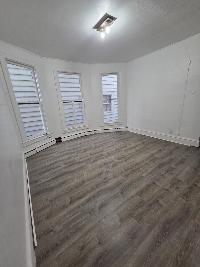 Photo - 365 S River St