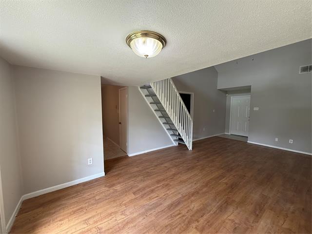 Photo - 609 Trout St