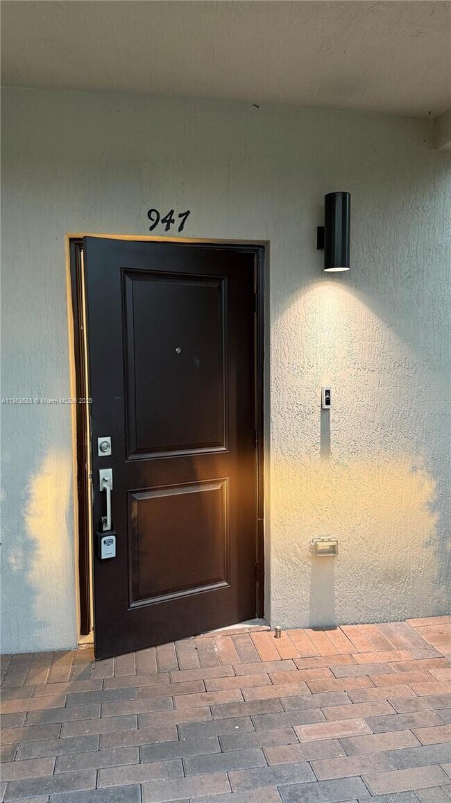 Photo - 947 NE 211th St