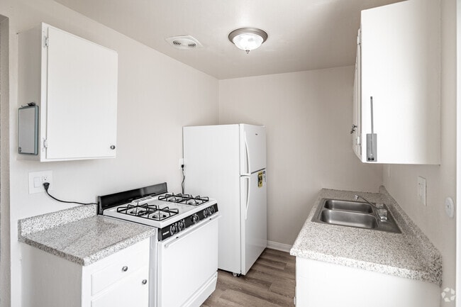 1BR, 1BA - 529SF - Kitchen - Courtyard Apartments