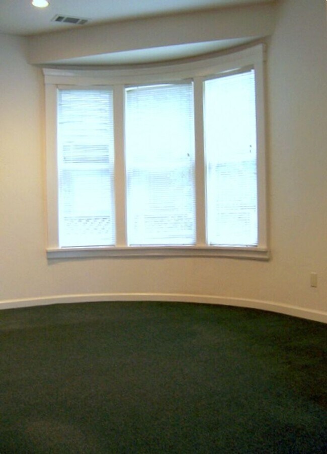 Photo - COMING SOON Spacious 5bdr/2bath units available for a lease ending May 30. Building is located at... Unidad B