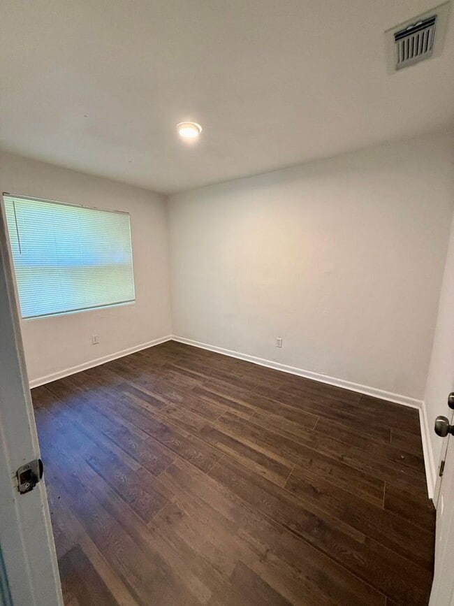 Photo - Cozy 2 Bedroom Duplex On a quiet tree lined Street.