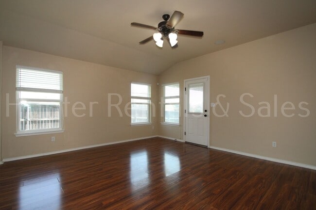 Photo - New in Management ! Spacious & Stylish Liv...