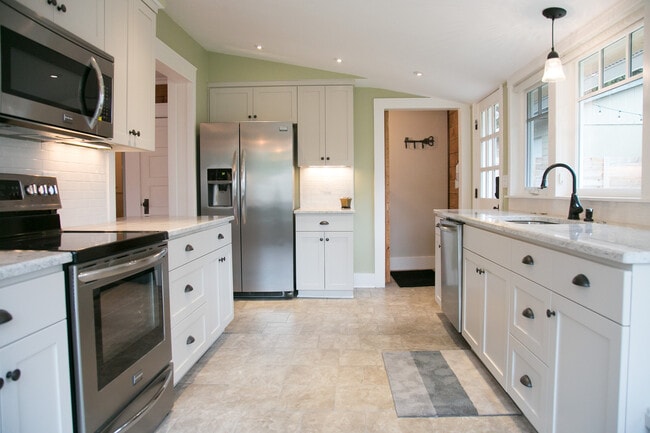 Photo - Charming Multnomah Village Remodeled Cottage