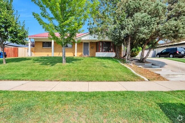Building Photo - Charming 3 Bed, 1.5 Bath Pet-Friendly Home...