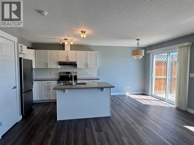 Photo - 8453-8101 101 Ave