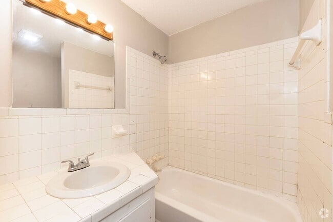 Building Photo - Three Bedroom Home!
