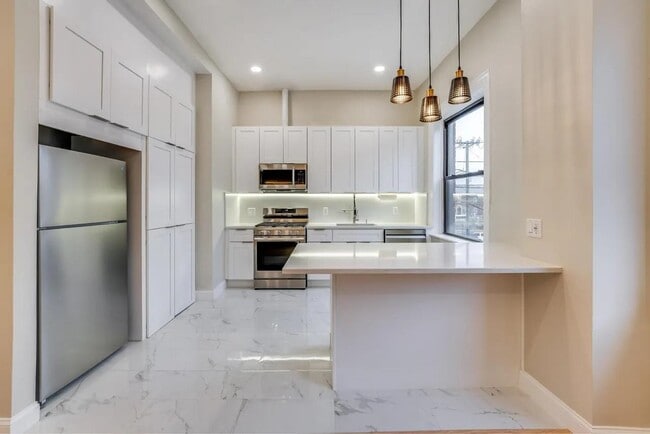 Building Photo - 3302 Palisade Ave Unit 2