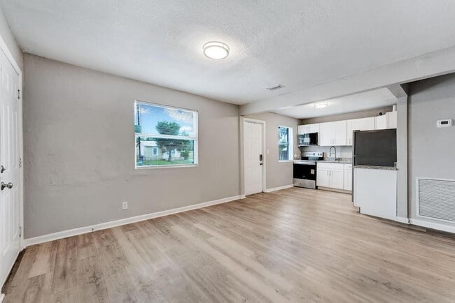 Photo - 172 W 15th St