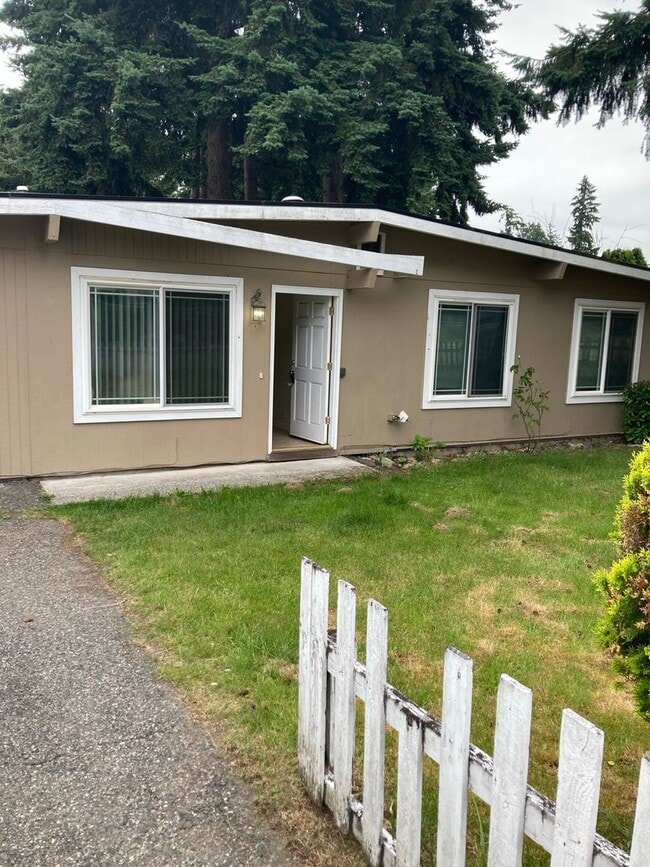 Cozy 4-Bedroom 1.5 Bath Gem with Fenced Ya... - Cozy 4-Bedroom 1.5 Bath Gem with Fenced Ya... House