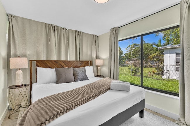 Photo - 310 SW 31st Ct