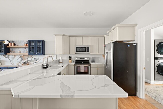 Photo - 1465 E Lakeshore Dr Apartamentos Unidad #2-Eastside