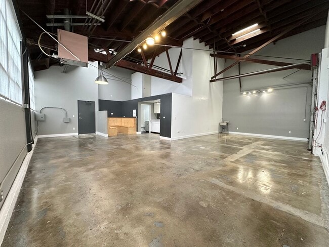 Building Photo - 811 Unit 2 Rental