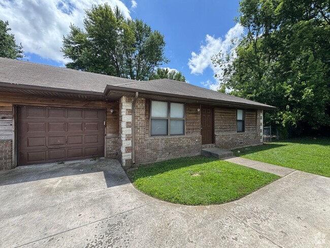 Building Photo - Updated 2 bed 1 bath with garage! Rental