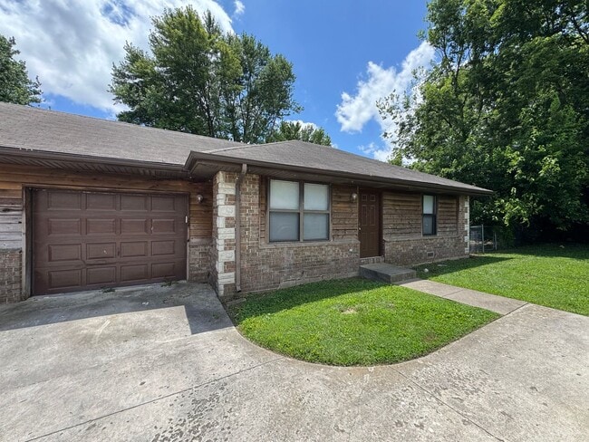 Updated 2 bed 1 bath with garage! - Updated 2 bed 1 bath with garage! House