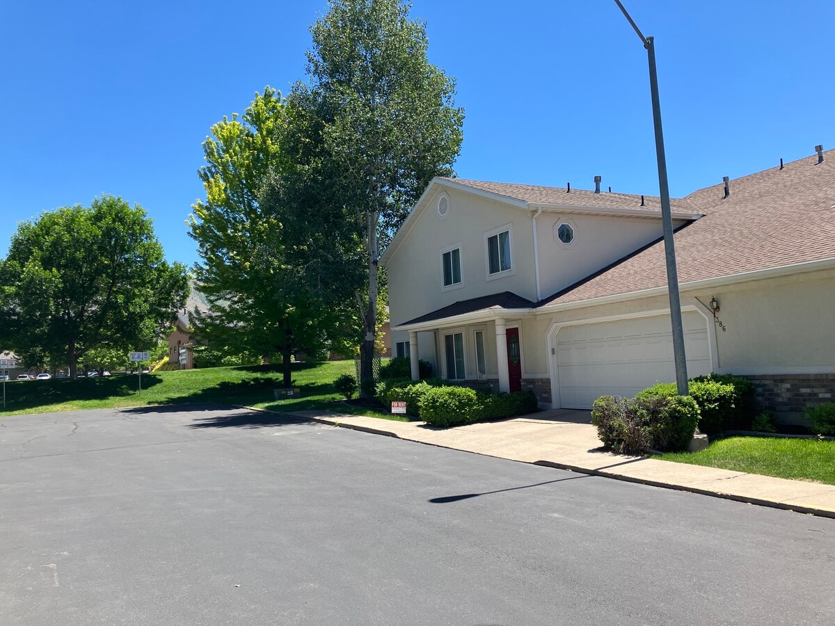 Best condo in Cache Valley - 386 E 1530 N Unit Devonshire Downs