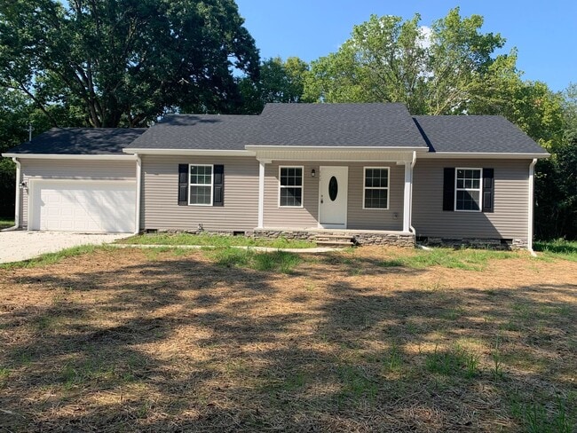 Building Photo - Charming 3 Bedroom Home in Private Setting in Tullahoma...