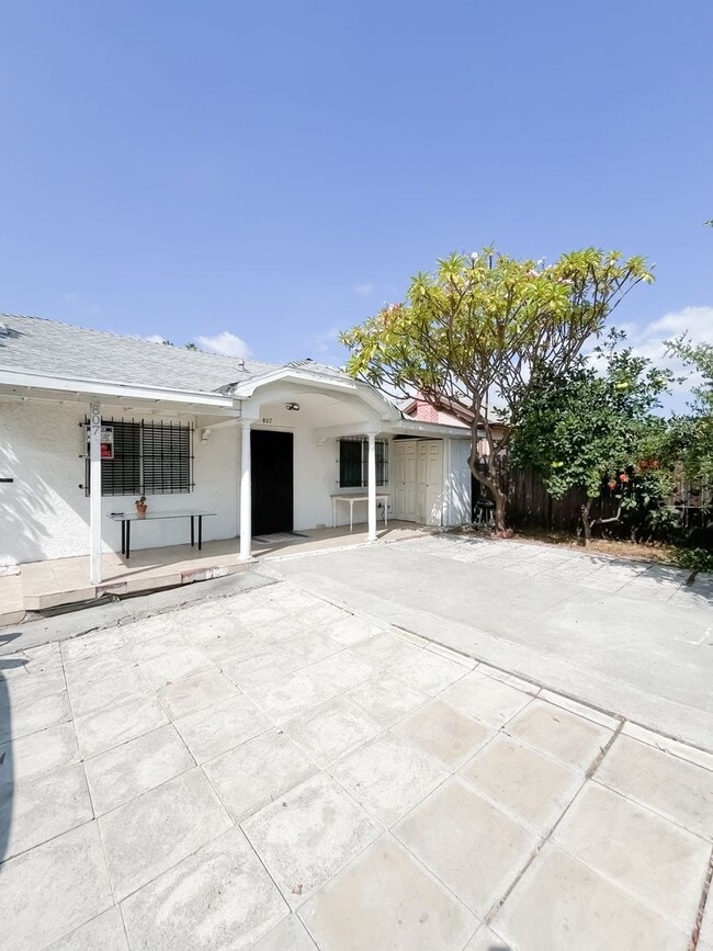 Building Photo - 807 Wilton Pl Unit 807 N Wilton Pl Rental
