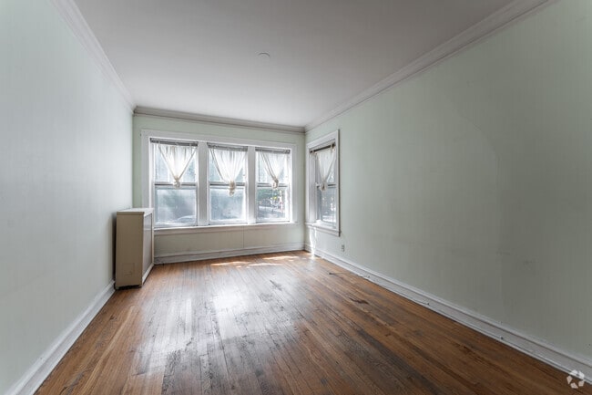 Building Photo - 1923 W Winnemac Ave Unit 2 Rental