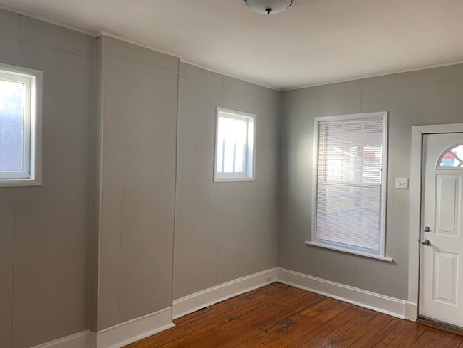 Photo - 2022 Schaeffer Pl