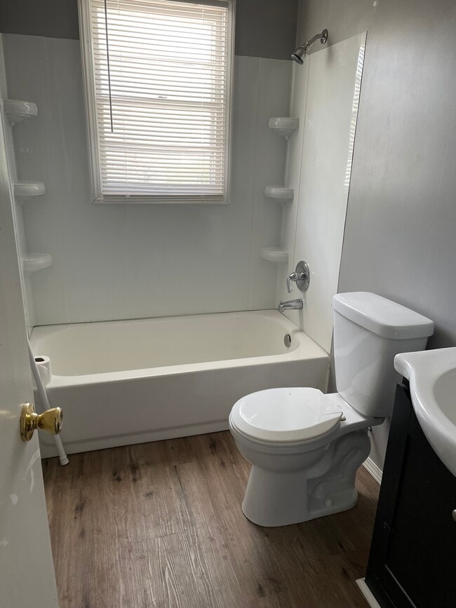 Photo - Blondo Street Unidad 7524