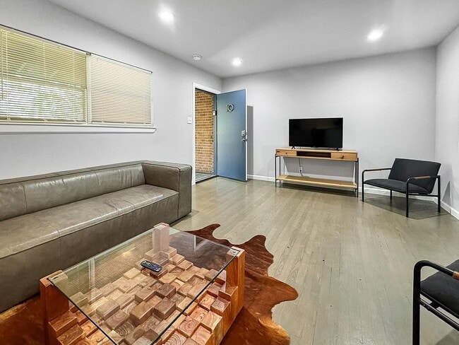 Building Photo - 1405 Hyde Park Blvd Unit True