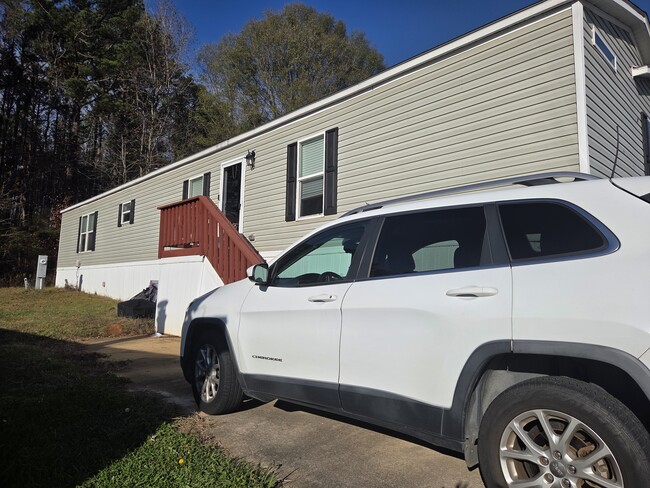 Building Photo - 335 Hillcrest Ave