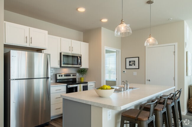 2BR, 2BA - 1038SF