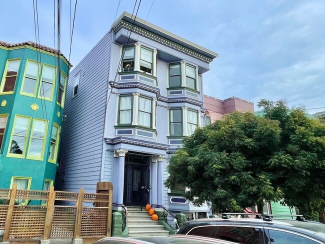 Building Photo - 3BR/2BA Renovated Victorian Full Floor Fla... Rental