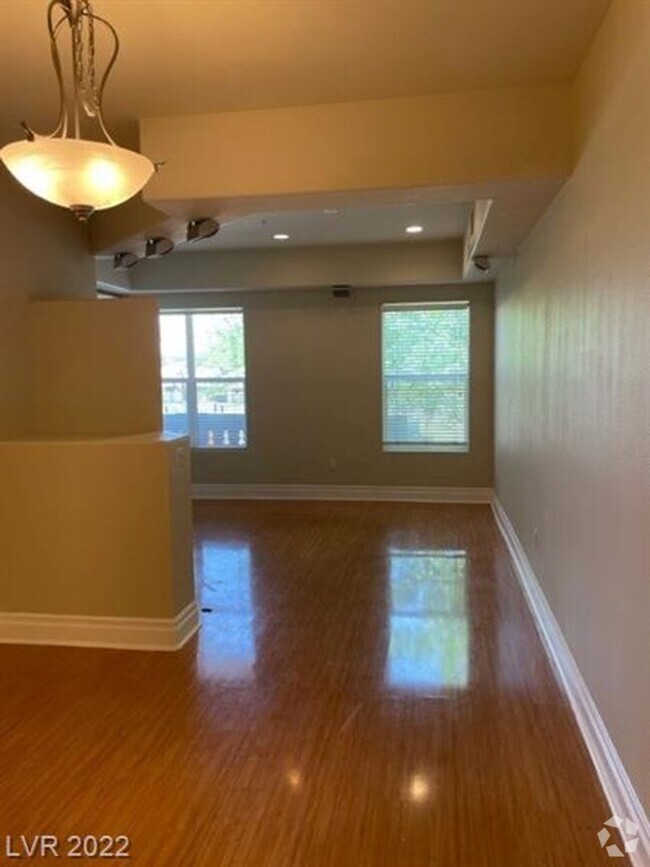 Building Photo - Wonderful 2 bed/2bath condo in the heart o... Unit 134