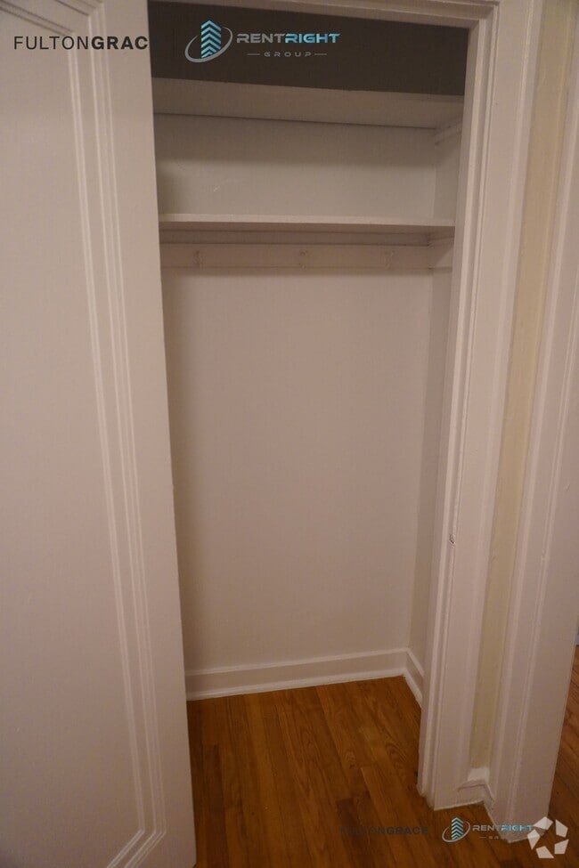 Building Photo - 426 W Briar Pl Rental