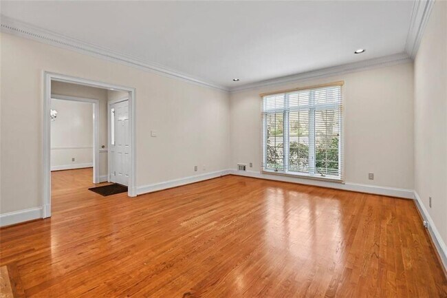 Photo - 11 Paces W Dr NW