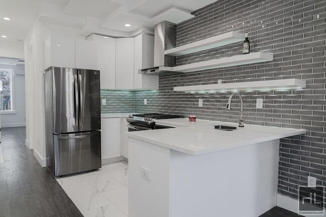 Building Photo - 5 AVENUE