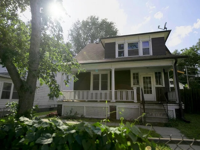 Building Photo - 910 S 25th St