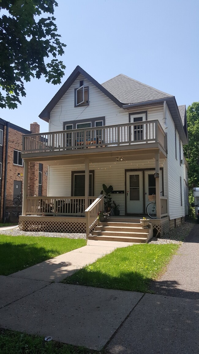 Building Photo - 2730 pleasant Ave S Unit 1