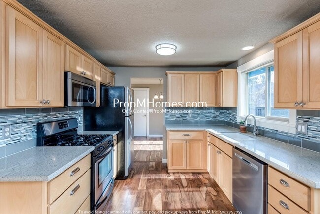Building Photo - Updated Three Bedroom Gem in Oregon City! Rental